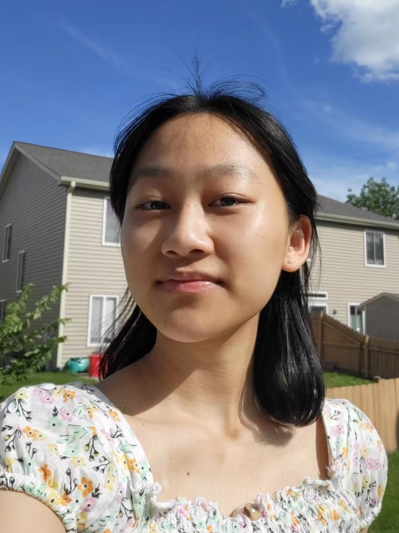 A selfie of Grace outside